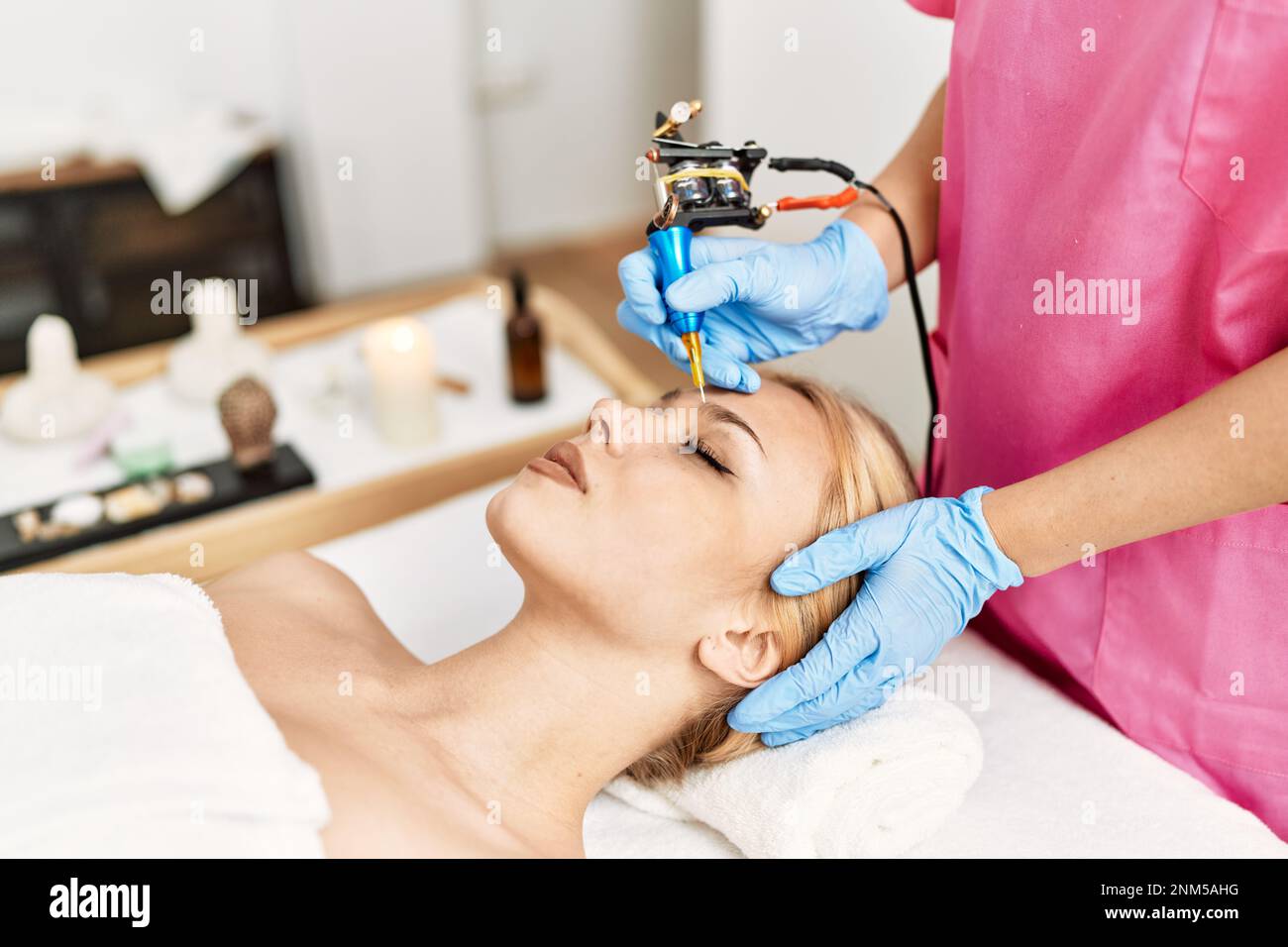 Giovane donna caucasica sdraiata sul tavolo con trattamento di microblading al salone di bellezza Foto Stock