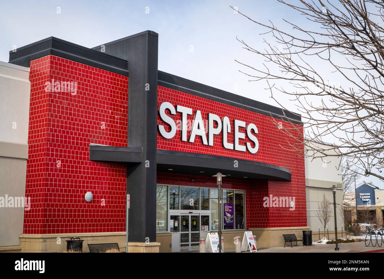 Fort Collins, CO, USA - 27 gennaio 2023: Cartello d'ingresso per Staples, una società americana di vendita al dettaglio che offre prodotti e servizi progettati per supportare il lavoro Foto Stock