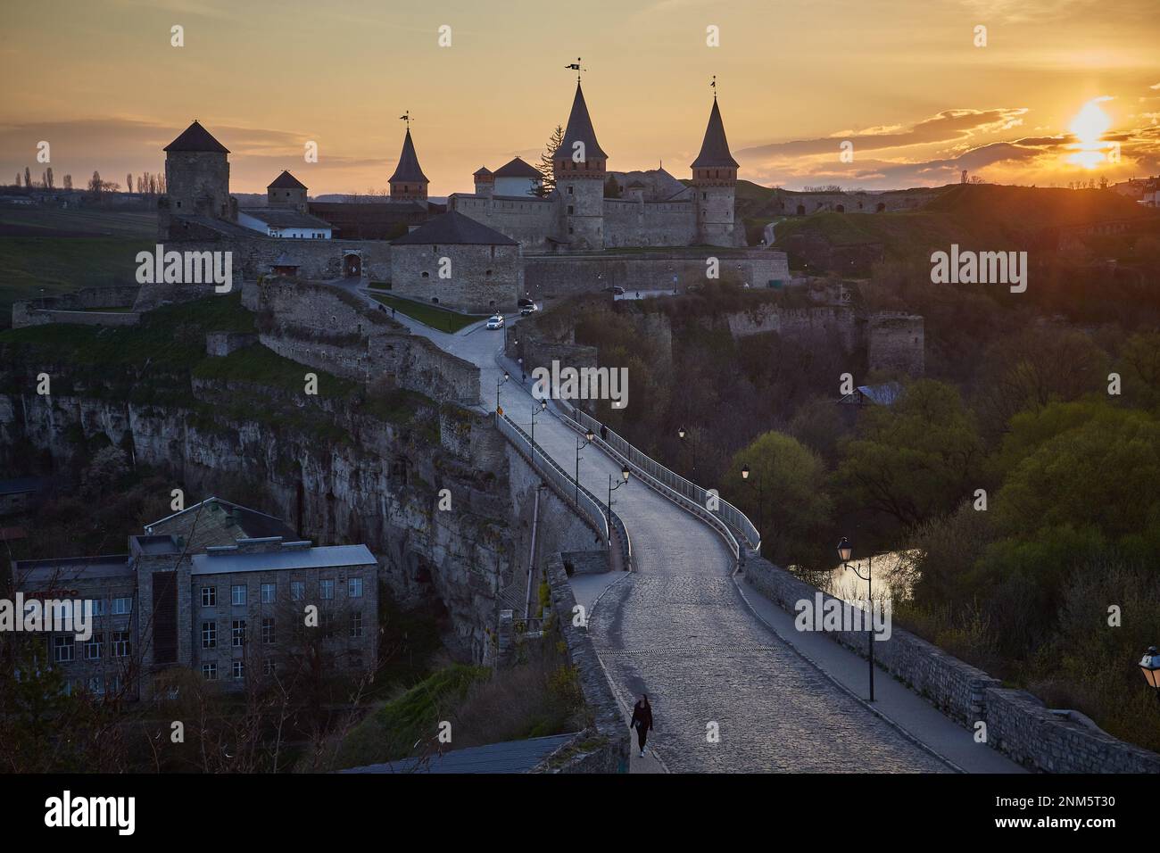 Antico castello medievale città castello di Kamenetz-Podolsk, Ucraina è uno dei monumenti storici. Trike parapendio a motore trike su ruote che girano dentro Foto Stock