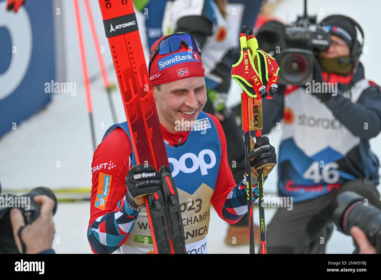 Il norvegese Simen Hegstad Krueger è al centro dell’attenzione dopo aver vinto lo skiathlon maschile ai Campionati mondiali di sci nordico FIS 2023 di Planica, Slovenia, 24 febbraio 2023. L'evento combina tecniche classiche e freestyle in un'unica gara. Foto Stock