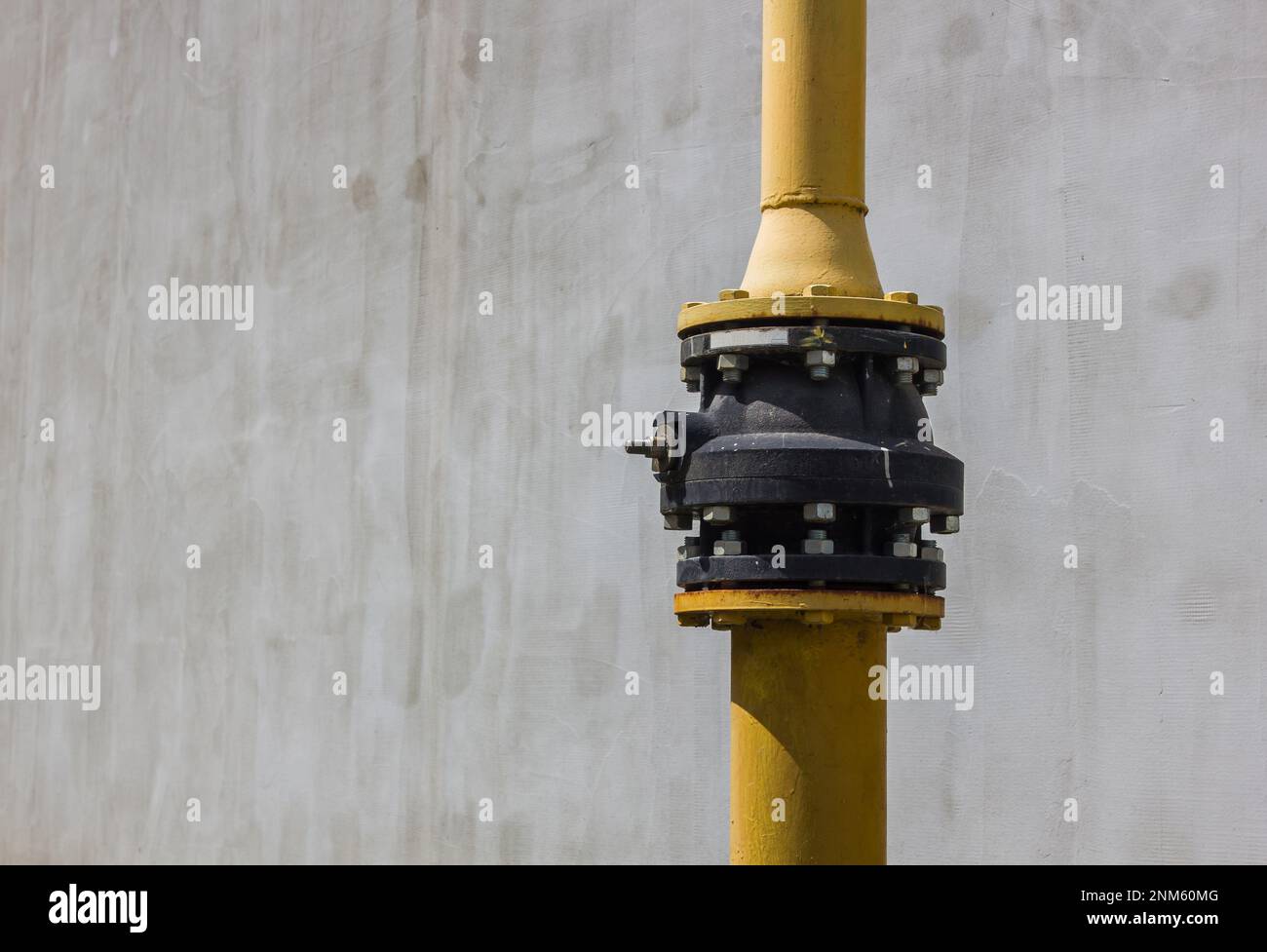 tubo di gas giallo, fornitura di gas, strutture ingegneristiche Foto stock  - Alamy