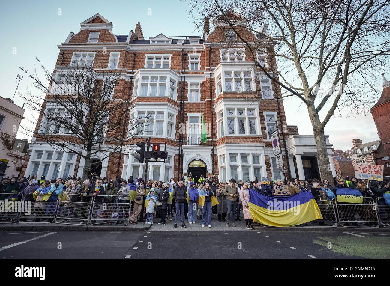 Londra, Regno Unito. 24th febbraio 2023. Centinaia di manifestanti e sostenitori britannico-ucraini si sono recati all’ambasciata russa per protestare contro la guerra in corso nel primo anniversario dell’invasione russa dell’Ucraina. Credit: Guy Corbishley/Alamy Live News Foto Stock