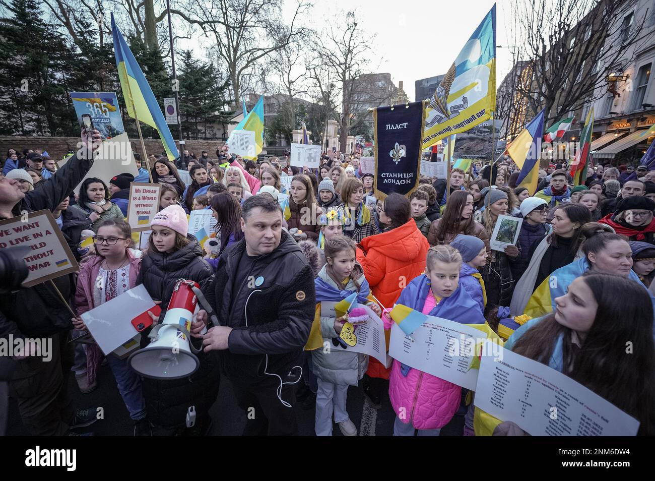 Londra, Regno Unito. 24th febbraio 2023. Centinaia di manifestanti e sostenitori britannico-ucraini si sono recati all’ambasciata russa per protestare contro la guerra in corso nel primo anniversario dell’invasione russa dell’Ucraina. Credit: Guy Corbishley/Alamy Live News Foto Stock