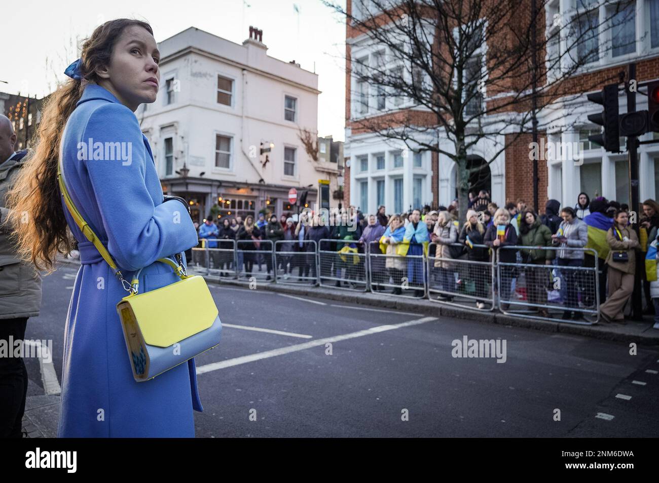 Londra, Regno Unito. 24th febbraio 2023. Centinaia di manifestanti e sostenitori britannico-ucraini si sono recati all’ambasciata russa per protestare contro la guerra in corso nel primo anniversario dell’invasione russa dell’Ucraina. Credit: Guy Corbishley/Alamy Live News Foto Stock