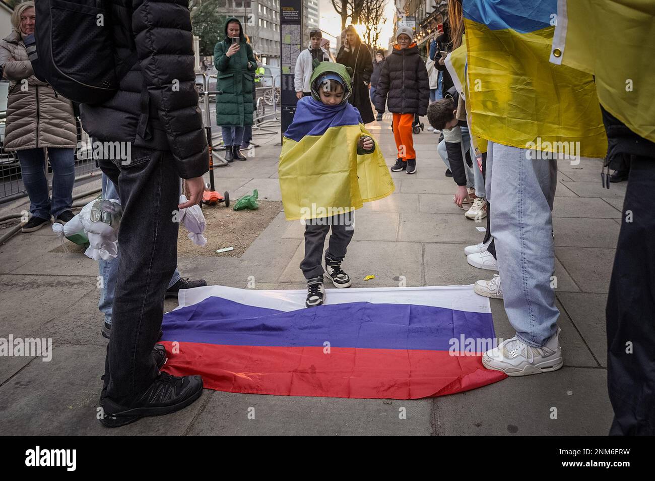 Londra, Regno Unito. 24th febbraio 2023. I manifestanti apponono la bandiera russa per protesta. Centinaia di manifestanti e sostenitori britannico-ucraini si rivolsero all'ambasciata russa per protestare contro la guerra in corso nel primo anniversario dell'invasione dell'Ucraina da parte di RussiaÕs. Credit: Guy Corbishley/Alamy Live News Foto Stock