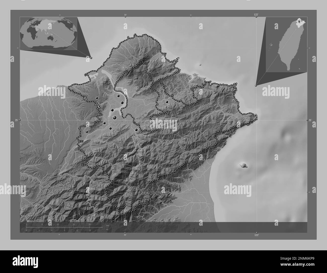 New Taipei City, comune speciale di Taiwan. Mappa in scala di grigi con laghi e fiumi. Posizioni delle principali città della regione. Angolo auxili Foto Stock