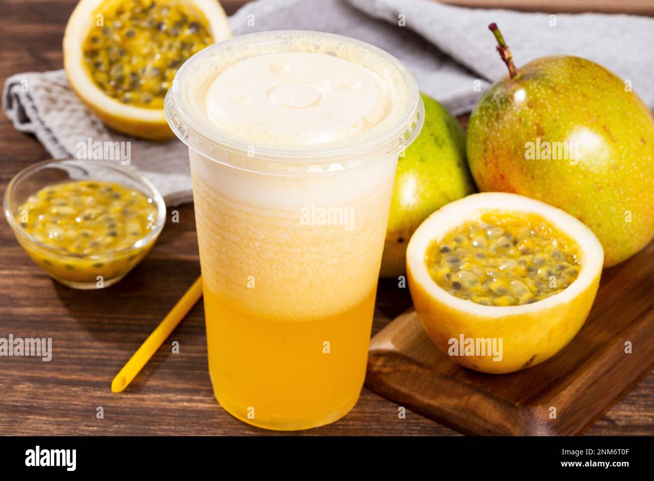 Gustoso succo di frutta Passione; foto su sfondo di legno Foto Stock