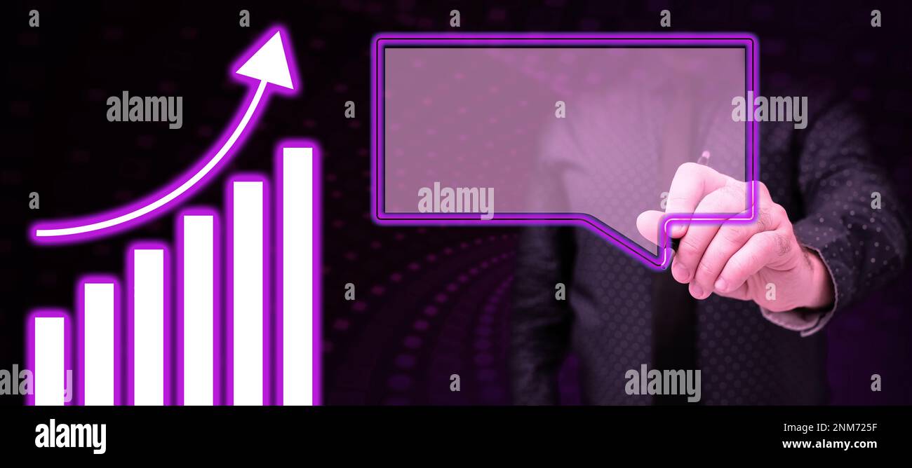 Uomo d'affari in ufficio Uniform Holding Pen scrittura su schermo presentando tecnologia futuristica. Tecnico di laboratorio che utilizza Stylus prendendo appunti che mostrano il moderno Foto Stock