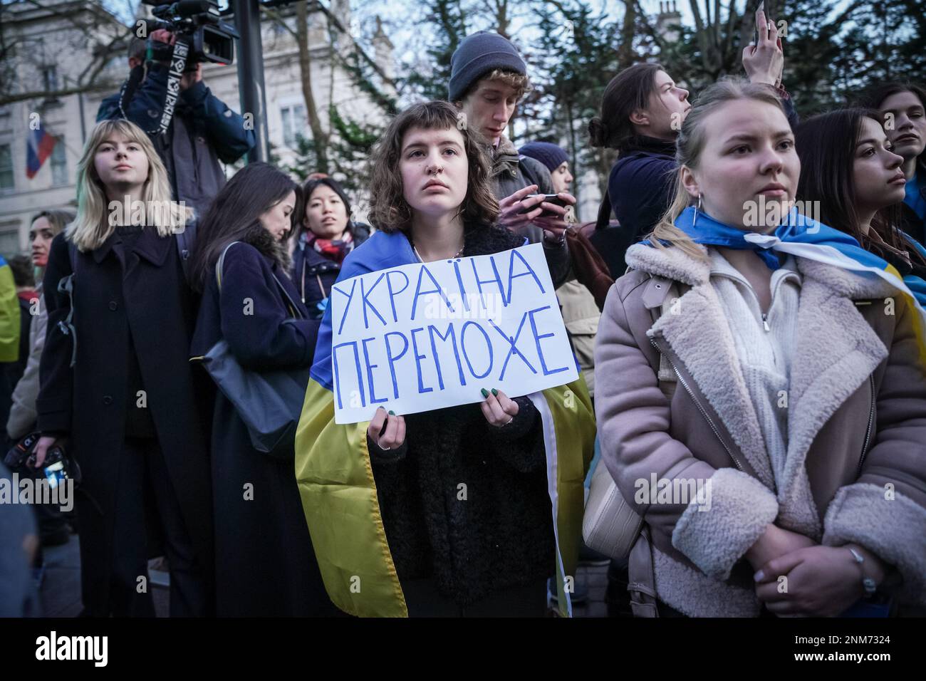 Londra, Regno Unito. 24th febbraio 2023. Centinaia di manifestanti e sostenitori britannico-ucraini si rivolsero all'ambasciata russa per protestare contro la guerra in corso nel primo anniversario dell'invasione dell'Ucraina da parte di RussiaÕs. Credit: Guy Corbishley/Alamy Live News Foto Stock