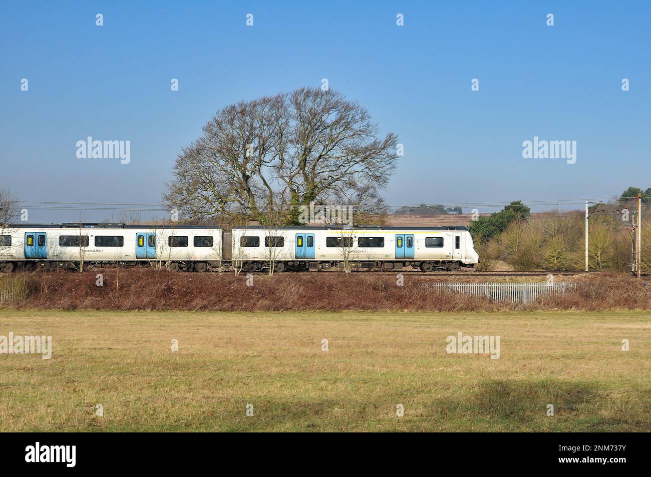 Il treno suburbano Thameslink classe 700 EMU attraversa la campagna tra Hitchin e Letchworth, Hertfordshire, Inghilterra Foto Stock