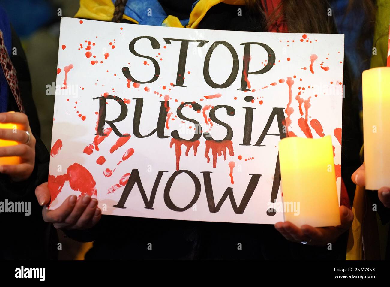 Una persona che tiene un cartello fuori dall'ambasciata russa a Bayswater, nel centro di Londra, in una manifestazione per celebrare il primo anniversario dell'invasione russa dell'Ucraina. Data immagine: Venerdì 24 febbraio 2023. Foto Stock
