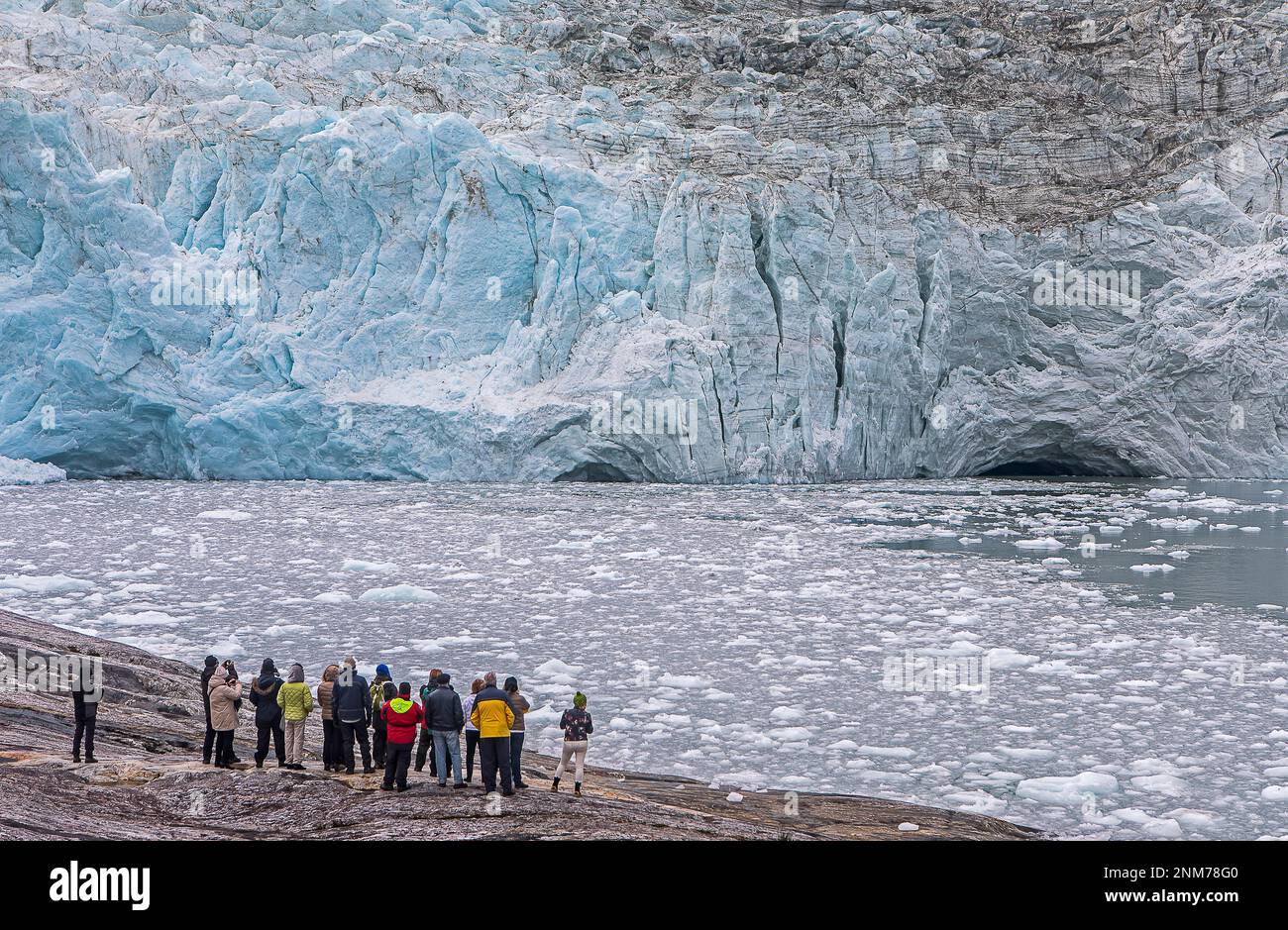 I turisti, nel ghiacciaio Pía, Canale Beagle (ramo di nord-ovest), PN Alberto De Agostini, Tierra del Fuego, Patagonia, Cile Foto Stock