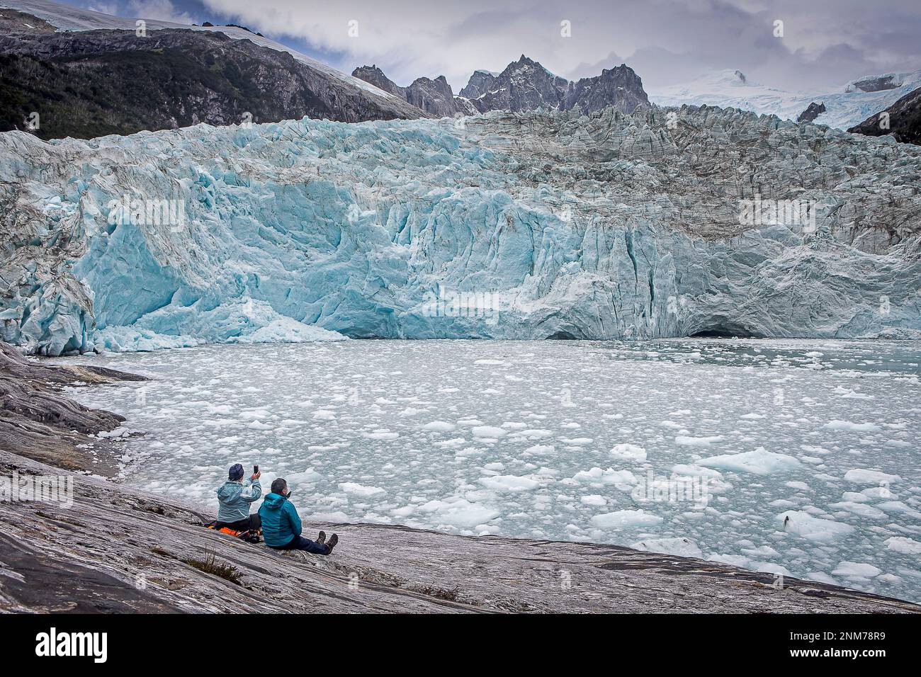 I turisti, Pía ghiacciaio, il Canale di Beagle (ramo di nord-ovest), PN Alberto De Agostini, Tierra del Fuego, Patagonia, Cile Foto Stock