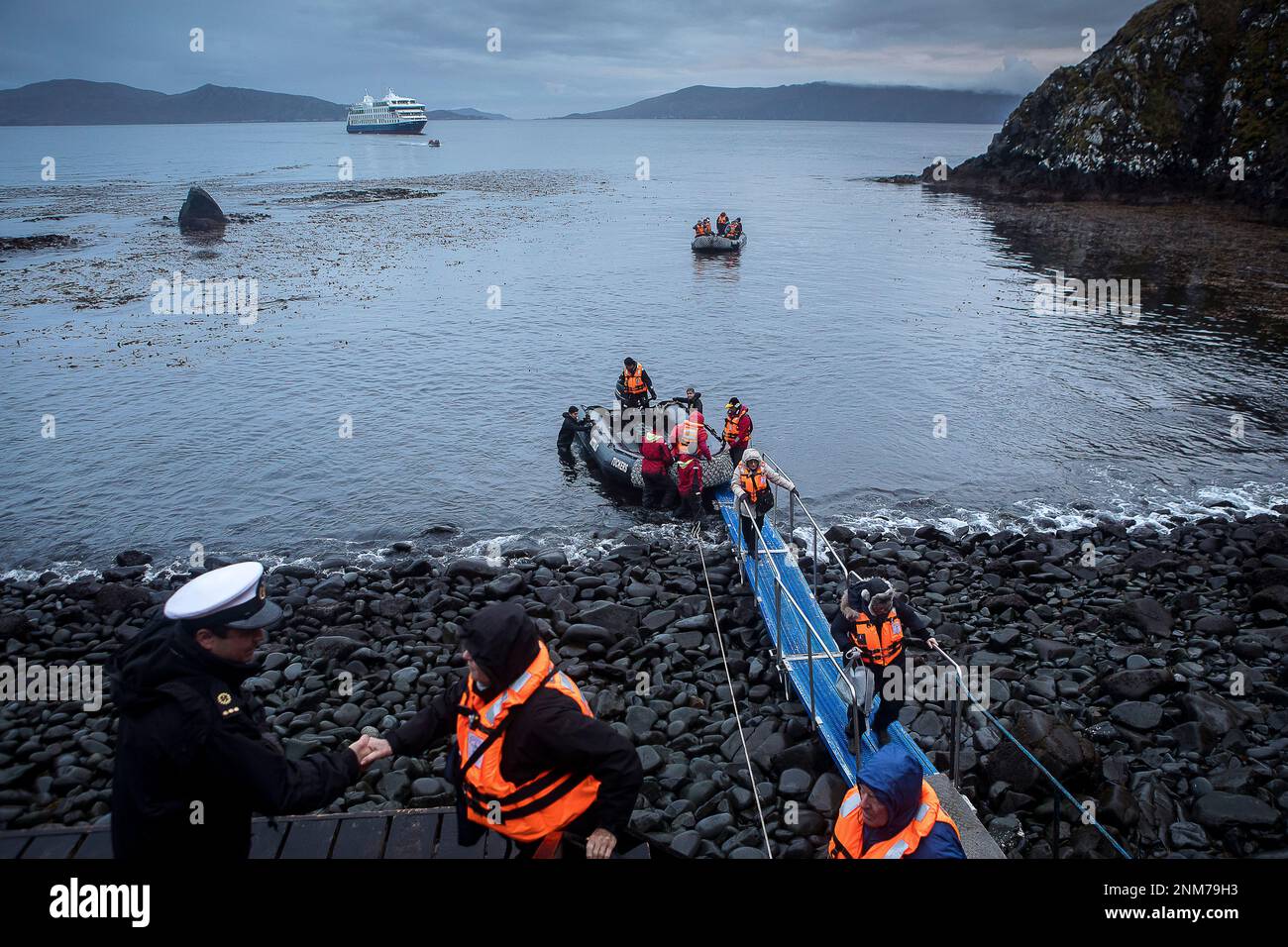 Uomo che lavora come un guardiano al capo riceve la spedizione. Gli esploratori sbarcherà a Capo Horn, Tierra de Fuego, Patagonia, Cile Foto Stock