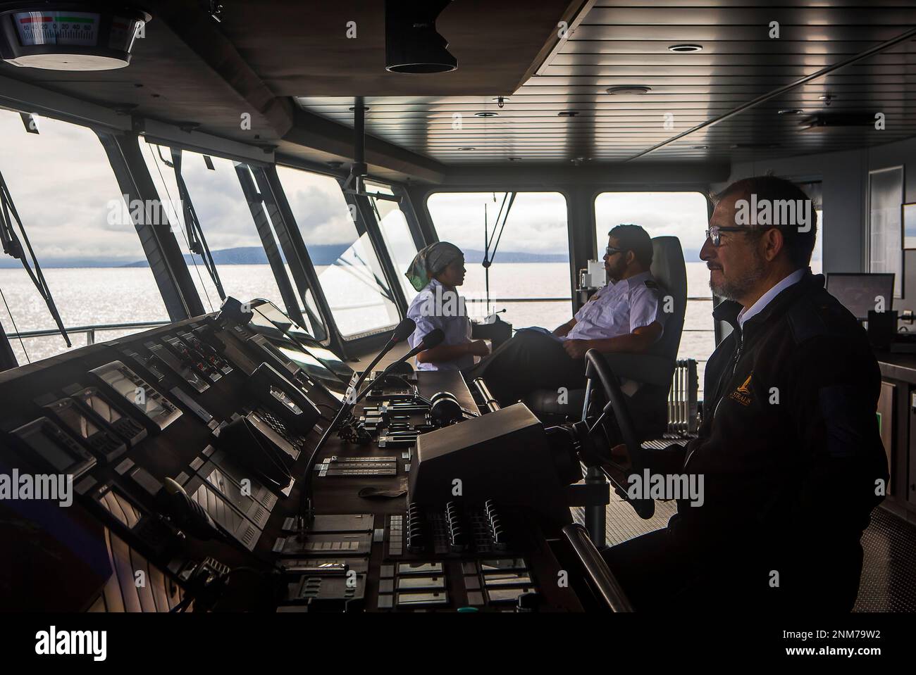 L'equipaggio della nave, ponte Ventus nave da crociera, Nassau bay, nei pressi di Capo Horn, Tierra de Fuego, Patagonia, Cile Foto Stock