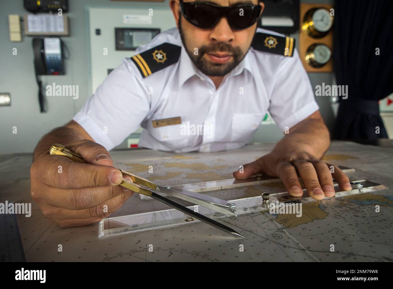 Officer calcolando il corso della nave, nave's bridge Ventus nave da crociera, Nassau bay, nei pressi di Capo Horn, Tierra de Fuego, Patagonia, Cile Foto Stock