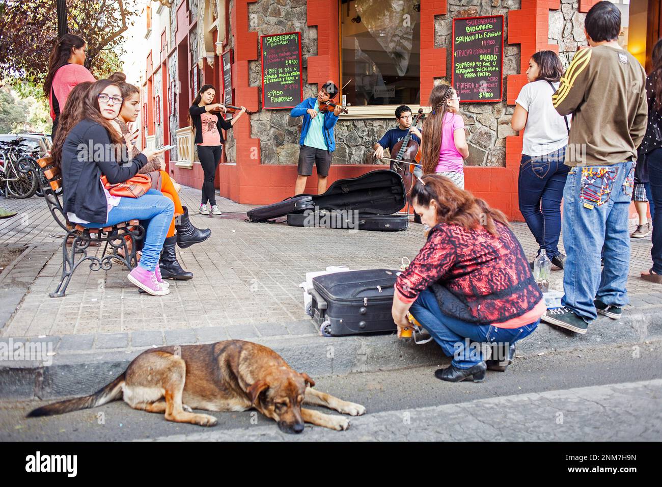 Street scene in via Lastarria, quartiere Lastarria, Santiago. Cile. Foto Stock