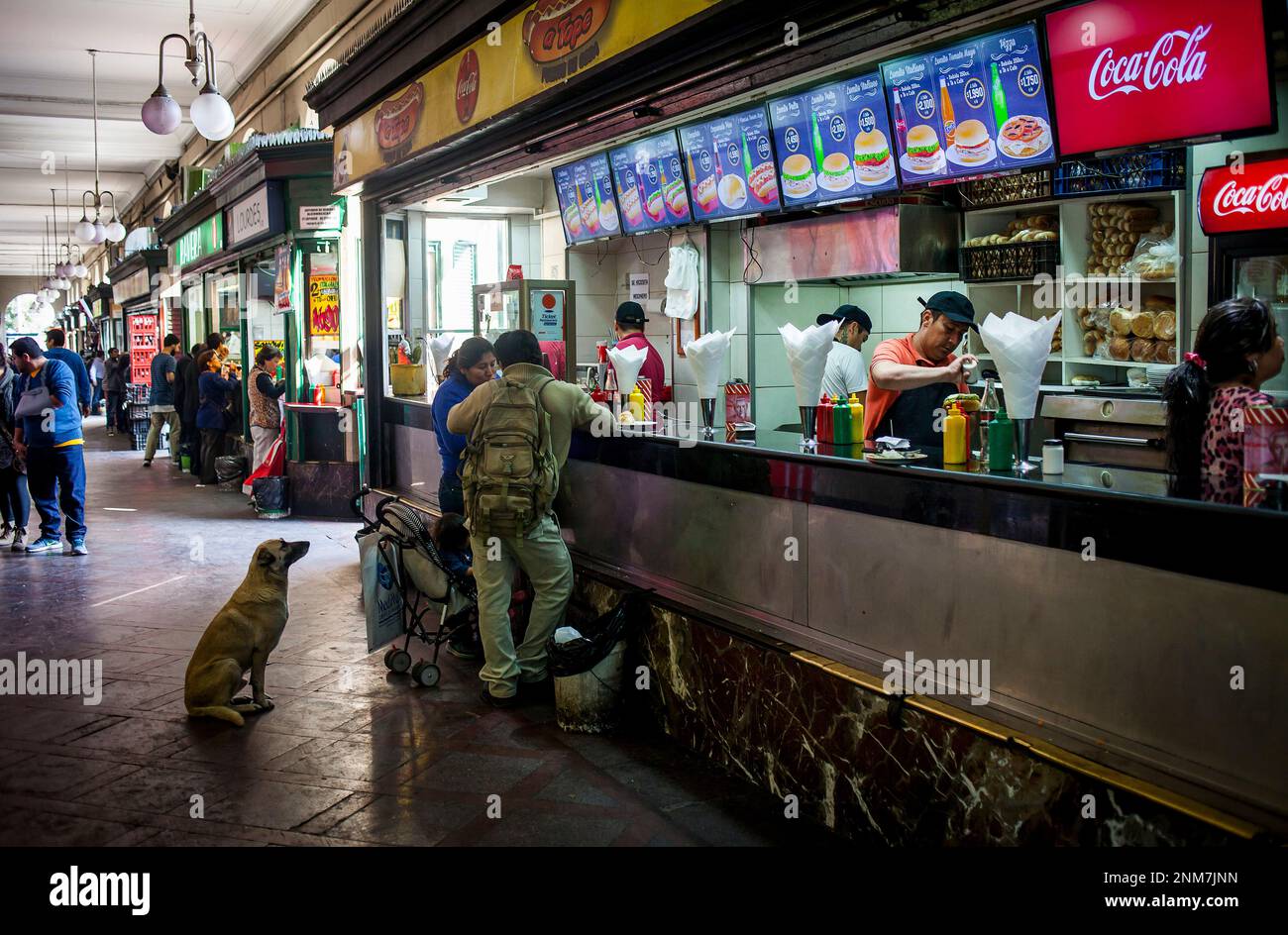 Fast food in stallo i portici di Plaza de Armas, Santiago. Il Cile. Foto Stock