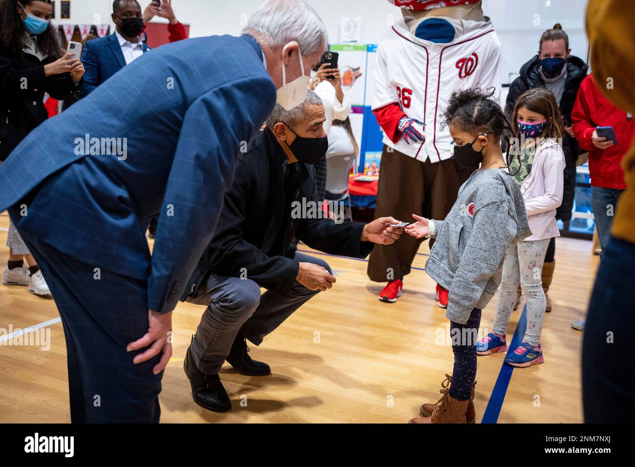 Former President Barack Obama and Dr. Anthony Fauci, director of the National Institute of Allergy and Infectious Diseases, talk with elementary school students as they prepare to get their second vaccine shots at the Kimball Elementary School in Washington, on Tuesday, Nov. 30, 2021. (Doug Mills//The New York Times via AP, Pool) Foto Stock