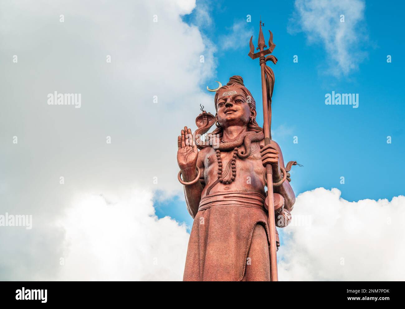 Statua enorme Shiva Mangal Mahadev è un pezzo d'arte di 33 m nel tempio di Ganga talao sul cielo nuvoloso blu, isola Mauritius. Foto Stock