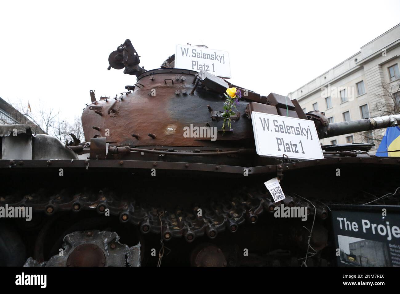 Germania, Berlino, 02/24/2023. Un carro armato naufragato si trova di fronte all'ambasciata russa a Berlino-Mitte per commemorare l'anniversario dell'attacco russo contro l'Ucraina. Il carro armato T-72 distrutto si dice che si trovi di fronte all'edificio Unter Den Linden per alcuni giorni come memoriale contro la guerra. Foto Stock