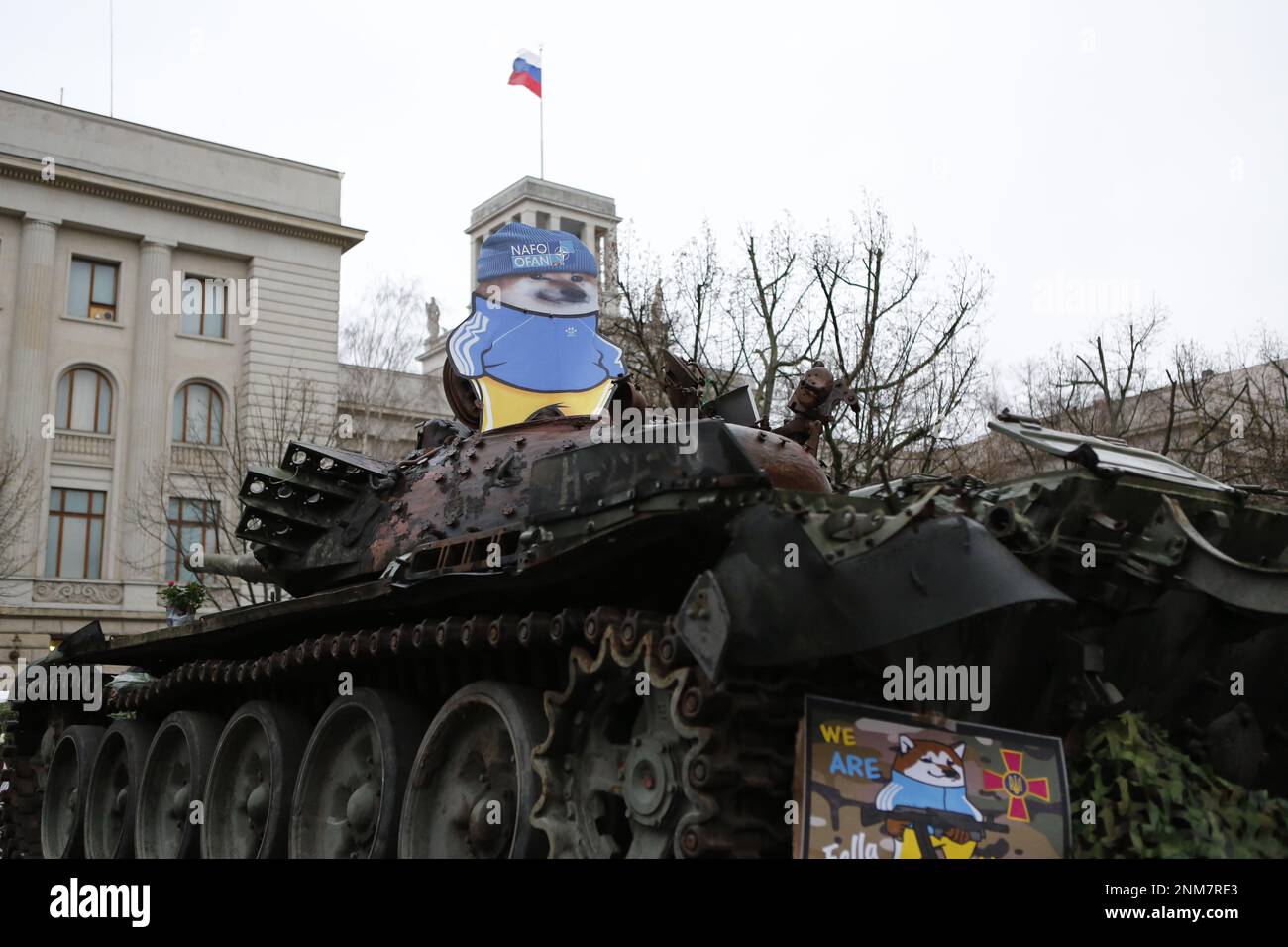 Germania, Berlino, 02/24/2023. Un carro armato naufragato si trova di fronte all'ambasciata russa a Berlino-Mitte per commemorare l'anniversario dell'attacco russo contro l'Ucraina. Il carro armato T-72 distrutto si dice che si trovi di fronte all'edificio Unter Den Linden per alcuni giorni come memoriale contro la guerra. Foto Stock