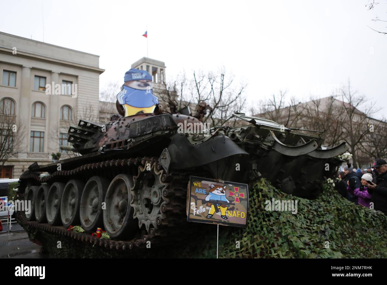 Germania, Berlino, 02/24/2023. Un carro armato naufragato si trova di fronte all'ambasciata russa a Berlino-Mitte per commemorare l'anniversario dell'attacco russo contro l'Ucraina. Il carro armato T-72 distrutto si dice che si trovi di fronte all'edificio Unter Den Linden per alcuni giorni come memoriale contro la guerra. Foto Stock