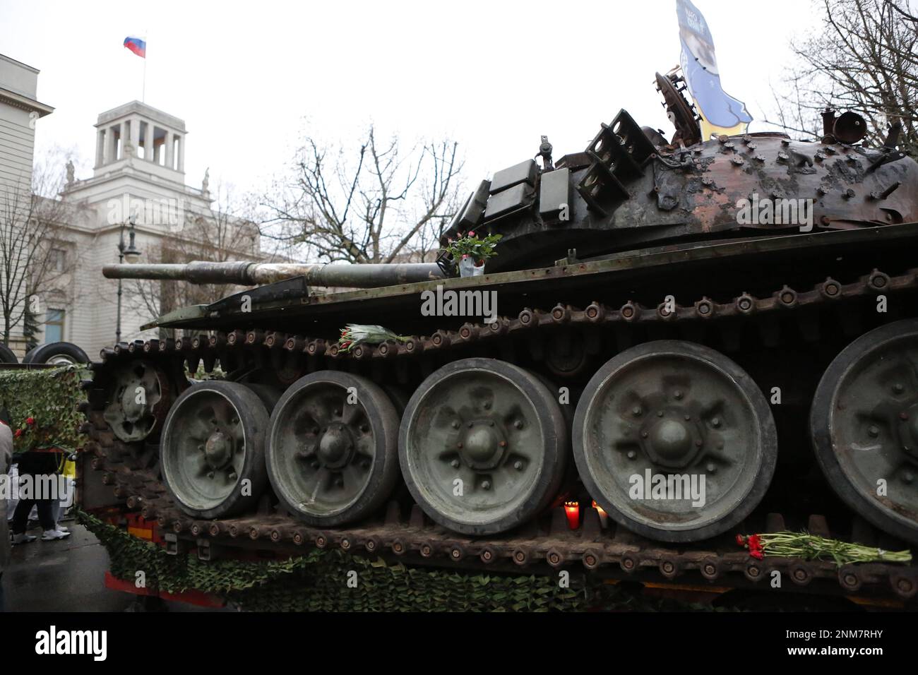 Germania, Berlino, 02/24/2023. Un carro armato naufragato si trova di fronte all'ambasciata russa a Berlino-Mitte per commemorare l'anniversario dell'attacco russo contro l'Ucraina. Il carro armato T-72 distrutto si dice che si trovi di fronte all'edificio Unter Den Linden per alcuni giorni come memoriale contro la guerra. Foto Stock
