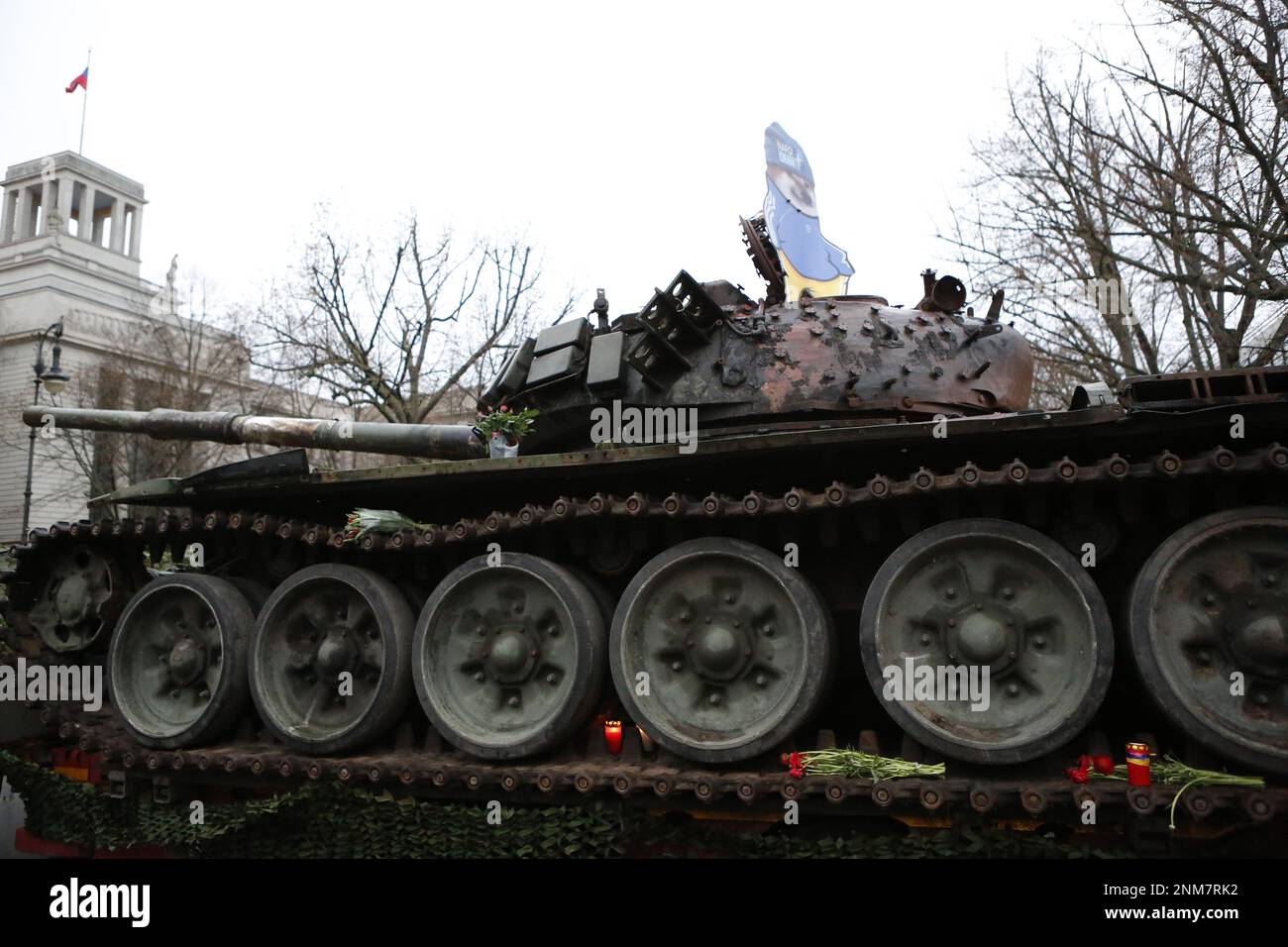 Germania, Berlino, 02/24/2023. Un carro armato naufragato si trova di fronte all'ambasciata russa a Berlino-Mitte per commemorare l'anniversario dell'attacco russo contro l'Ucraina. Il carro armato T-72 distrutto si dice che si trovi di fronte all'edificio Unter Den Linden per alcuni giorni come memoriale contro la guerra. Foto Stock