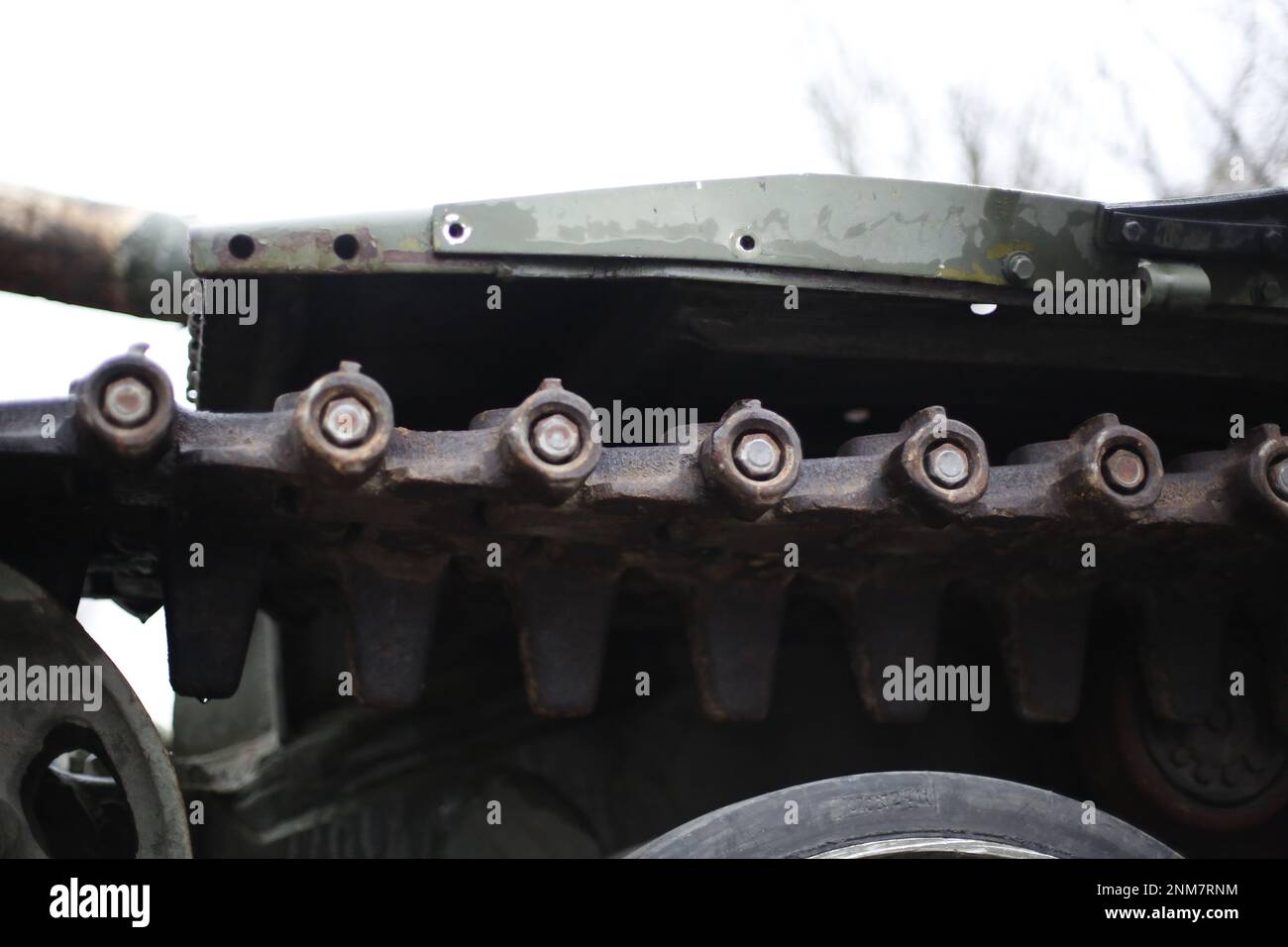 Germania, Berlino, 02/24/2023. Un carro armato naufragato si trova di fronte all'ambasciata russa a Berlino-Mitte per commemorare l'anniversario dell'attacco russo contro l'Ucraina. Il carro armato T-72 distrutto si dice che si trovi di fronte all'edificio Unter Den Linden per alcuni giorni come memoriale contro la guerra. Foto Stock
