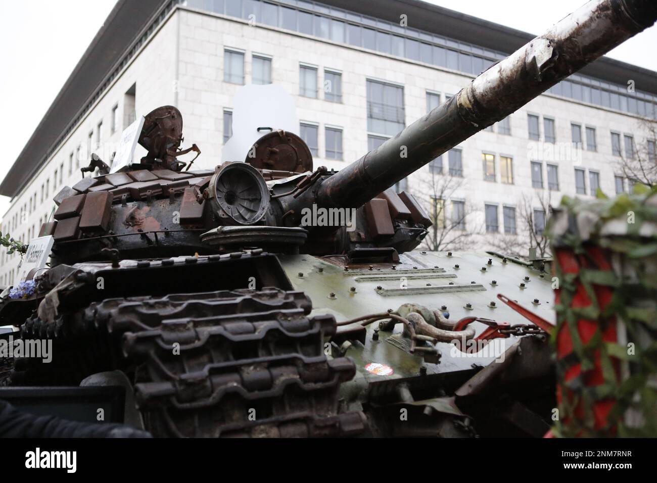 Germania, Berlino, 02/24/2023. Un carro armato naufragato si trova di fronte all'ambasciata russa a Berlino-Mitte per commemorare l'anniversario dell'attacco russo contro l'Ucraina. Il carro armato T-72 distrutto si dice che si trovi di fronte all'edificio Unter Den Linden per alcuni giorni come memoriale contro la guerra. Foto Stock