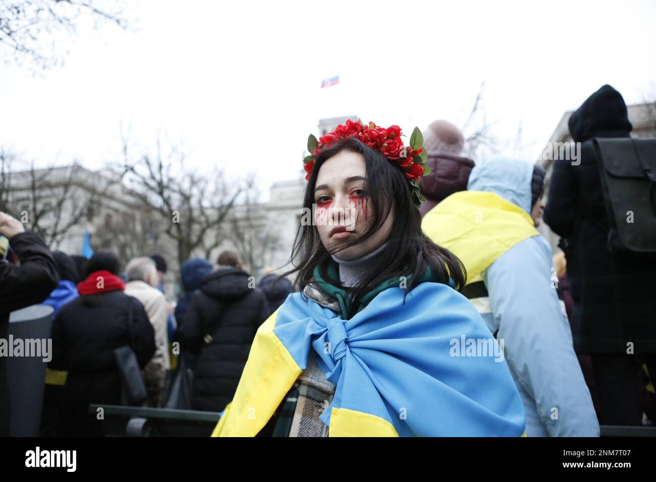 Germania, Berlino, 02/24/2023. La gente si mostra davanti all'ambasciata russa a Berlino-Mitte per commemorare l'anniversario dell'attacco russo contro l'Ucraina. Il carro armato T-72 distrutto si dice che si trovi di fronte all'edificio Unter Den Linden per alcuni giorni come memoriale contro la guerra. Foto Stock