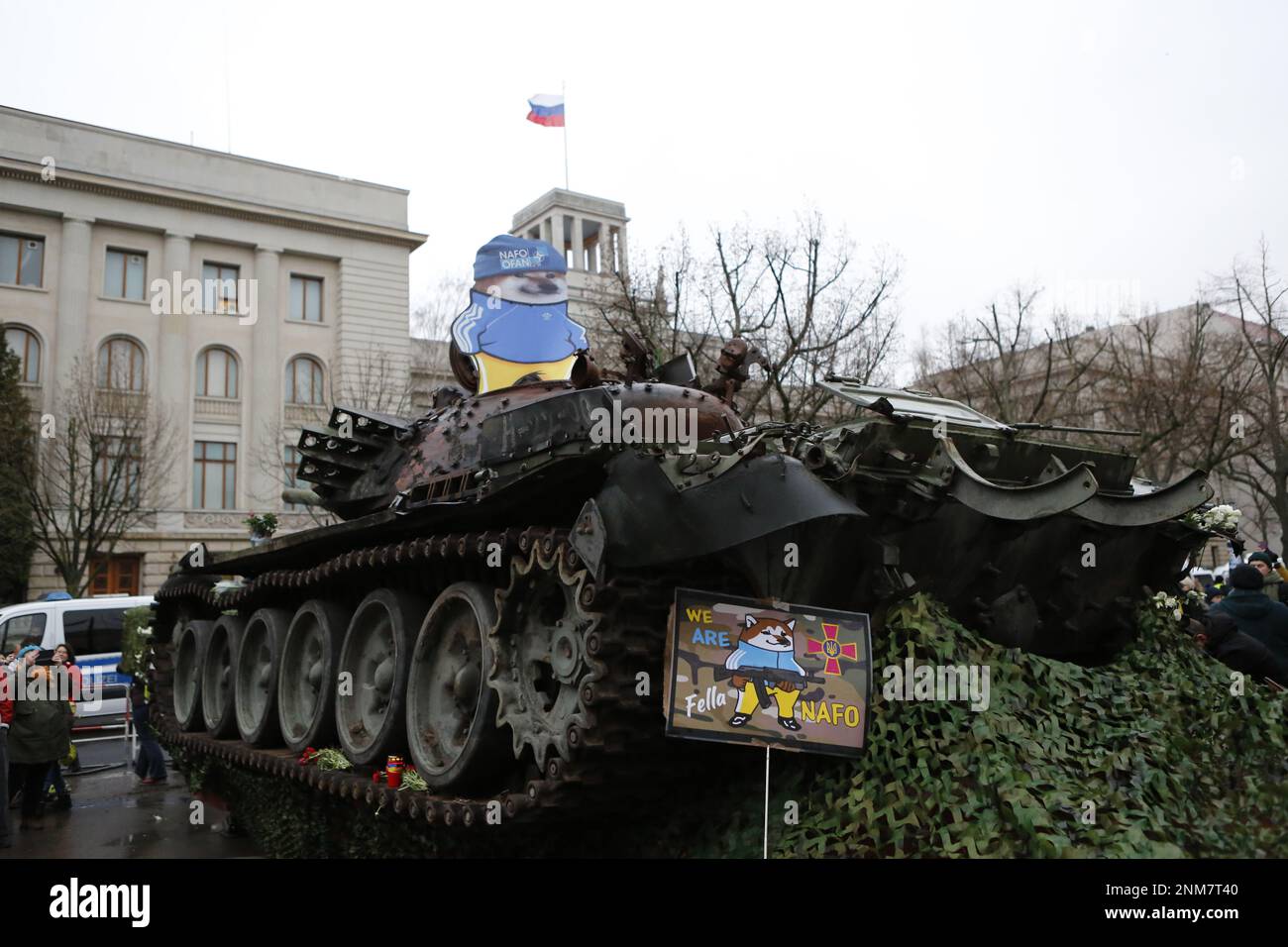 Germania, Berlino, 02/24/2023. Un carro armato naufragato si trova di fronte all'ambasciata russa a Berlino-Mitte per commemorare l'anniversario dell'attacco russo contro l'Ucraina. Il carro armato T-72 distrutto si dice che si trovi di fronte all'edificio Unter Den Linden per alcuni giorni come memoriale contro la guerra. Foto Stock