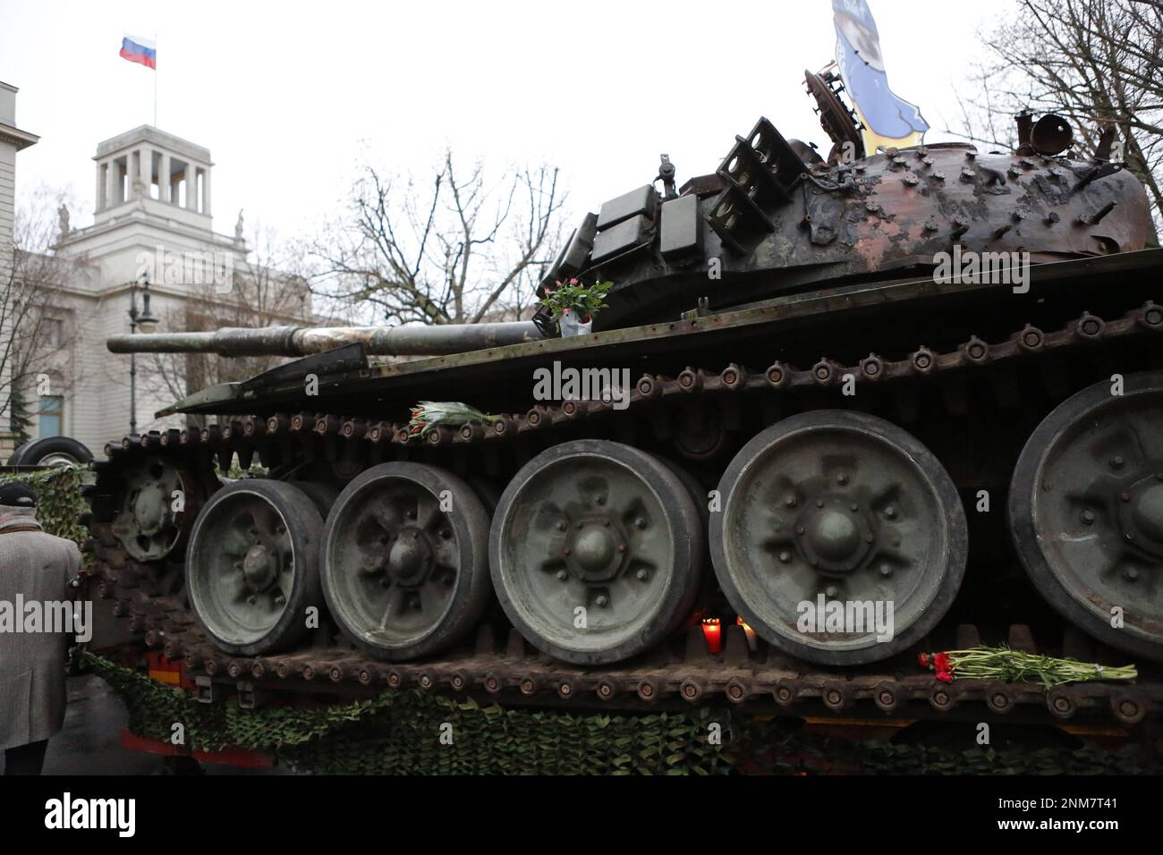 Germania, Berlino, 02/24/2023. Un carro armato naufragato si trova di fronte all'ambasciata russa a Berlino-Mitte per commemorare l'anniversario dell'attacco russo contro l'Ucraina. Il carro armato T-72 distrutto si dice che si trovi di fronte all'edificio Unter Den Linden per alcuni giorni come memoriale contro la guerra. Foto Stock