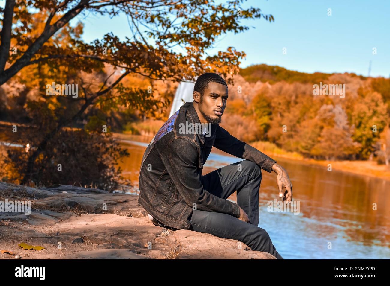 Giovane afro latino durante l'autunno al parco Foto Stock