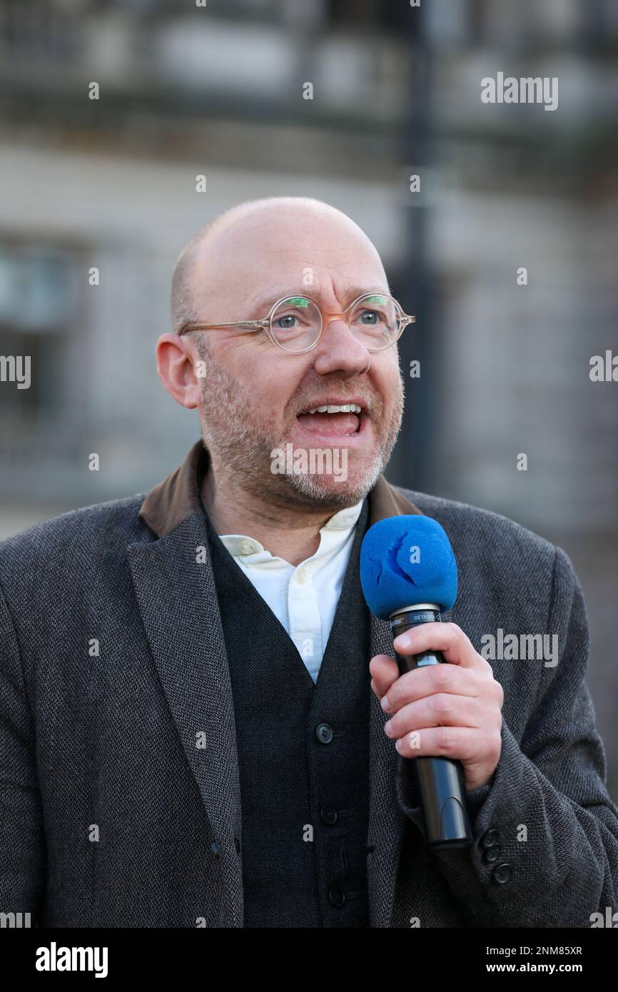 Glasgow, Regno Unito. 24th Feb, 2023. Nel primo anniversario dell'invasione dell'Ucraina da parte delle forze russe, si è tenuta una veglia a George Square, Glasgow, con la partecipazione di molti rifugiati ucraini e sostenitori ucraini. I discorsi sono stati tenuti anche da Patrick Harvey, MSP, Green Party e Neil Gray, MSP, SNP, che ha una responsabilità speciale per i rifugiati ucraini. Credit: Findlay/Alamy Live News Foto Stock