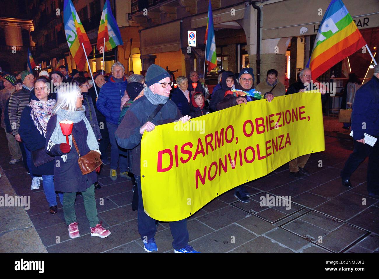 Padova, Italia, 24th febbraio 2023. Fiaccolata per la pace un anno dopo l'inizio del conflitto Russia-Ucraina. Le associazioni che si riconoscono in "Uniti per la pace”, riprendendo l'appello dell'Europa per la pace "fermiamo la guerra in Ucraina”, promuovono una marcia al semaforo per la pace. 5,000 persone marciarono silenziosamente lungo le strade di Padova. Lisa Clark Premio Nobel per la pace ha fatto un discorso. Credit : Ferdinando Piezzi/Alamy Live News Foto Stock