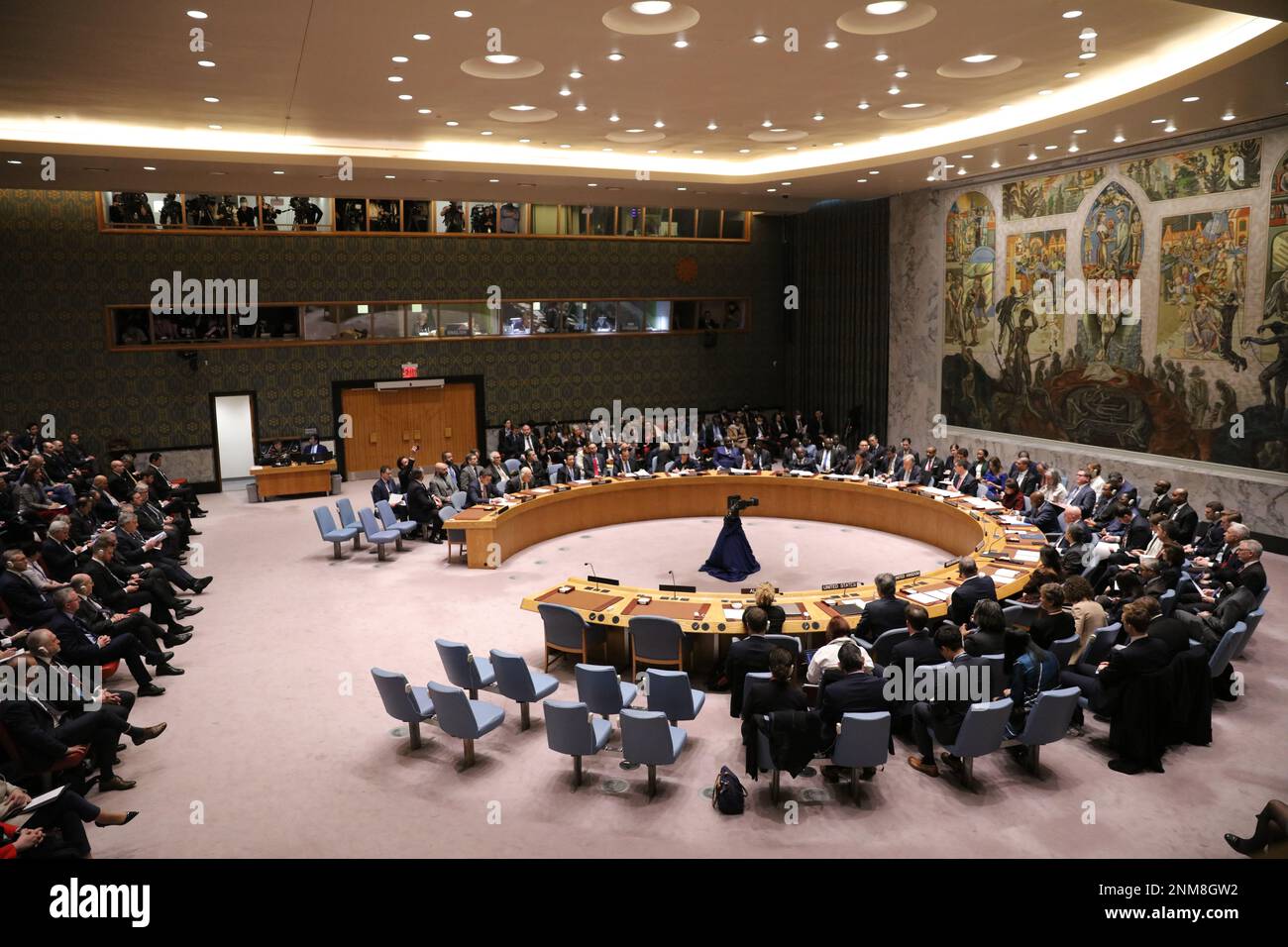 Nazioni Unite. 24th Feb, 2023. Il Consiglio di sicurezza delle Nazioni Unite tiene un incontro ad alto livello sull'Ucraina presso la sede centrale delle Nazioni Unite a New York, il 24 febbraio 2023. Venerdì il Segretario generale delle Nazioni Unite Antonio Guterres ha chiesto di impedire un'ulteriore escalation del conflitto in Ucraina e di dare alla pace "una possibilità". Credit: Xie e/Xinhua/Alamy Live News Foto Stock