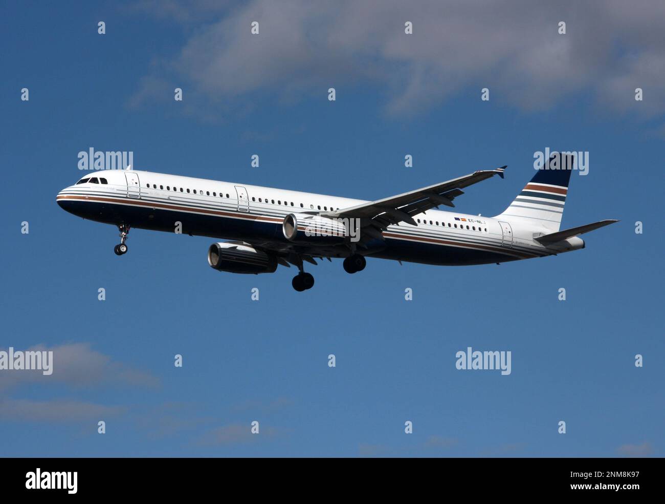 Un Airbus A321 di stile Privilege si avvicina all'Aeroporto Gatwick di Londra Foto Stock