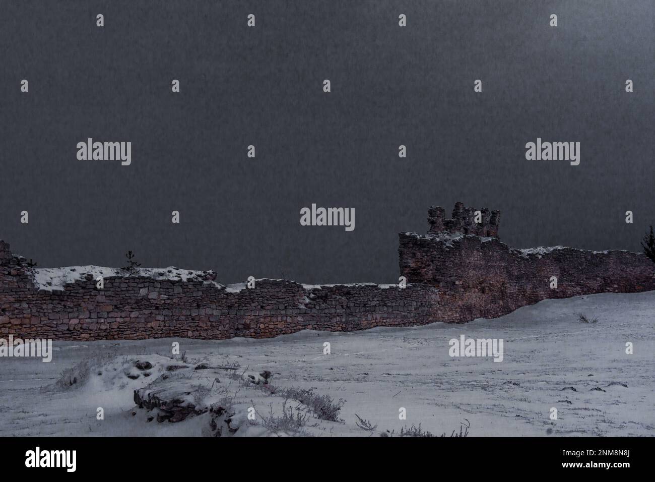 Fortezza di Kremenets sotto la neve in nuvole drammatiche ed elaborato nello stile di un gioco per computer Foto Stock