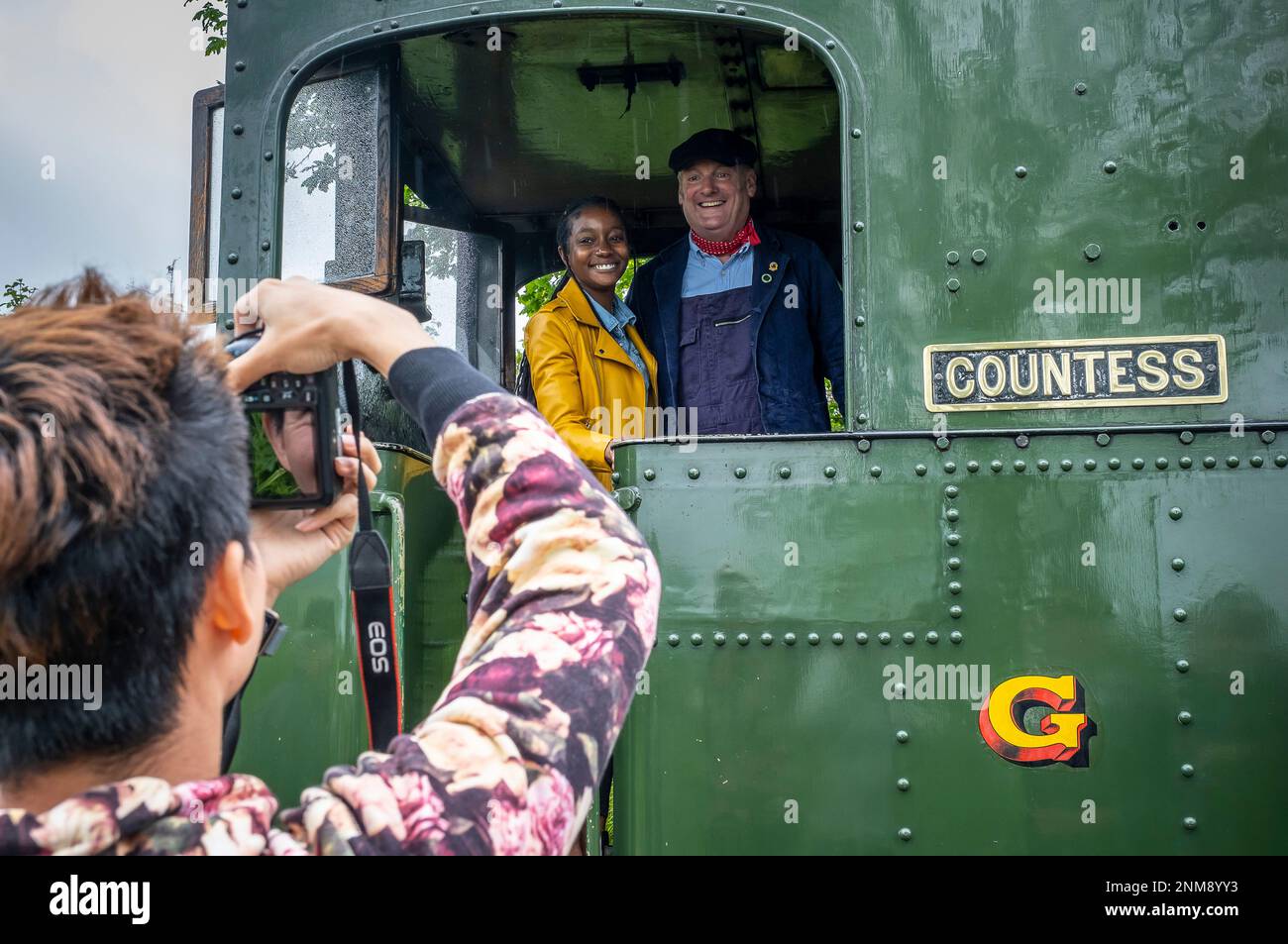 Turisti e driver, Llanfair e Welshpool Steam Railway, Galles Foto Stock