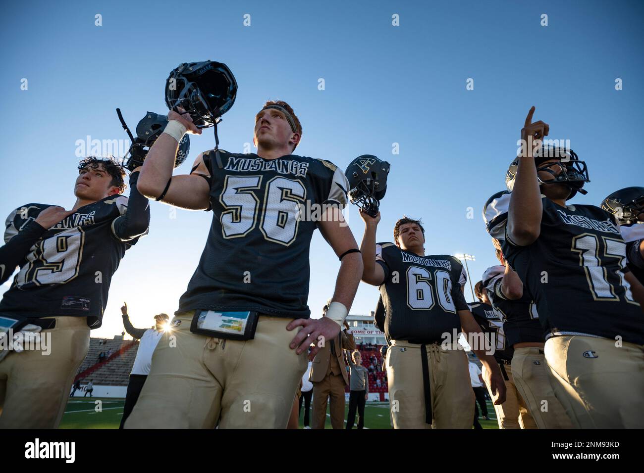 Andrews High School football players cheer to their Alma Mater played by the Sweetwater and Big Spring High School bands after losing 43-33 to Springtown High School in a District 4A Division 1 area playoff game Monday, Nov. 22, 2021 in Sweetwater, Texas. Andrews High School suffered the loss of their band director Darin Johns and team statistician Marc Boswell following a tragic bus crash Friday while on the way to an area playoff game. Following the wreck that occurred just outside of Big Spring, the game was rescheduled for Monday and members of various local communities including Midland,  Foto Stock