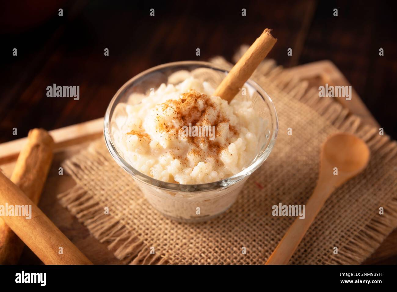 Budino di riso. Piatto dolce fatto cucinando riso nel latte e nello zucchero, alcune ricette includono cannella, vaniglia o altri ingredienti, è un esser molto facile Foto Stock
