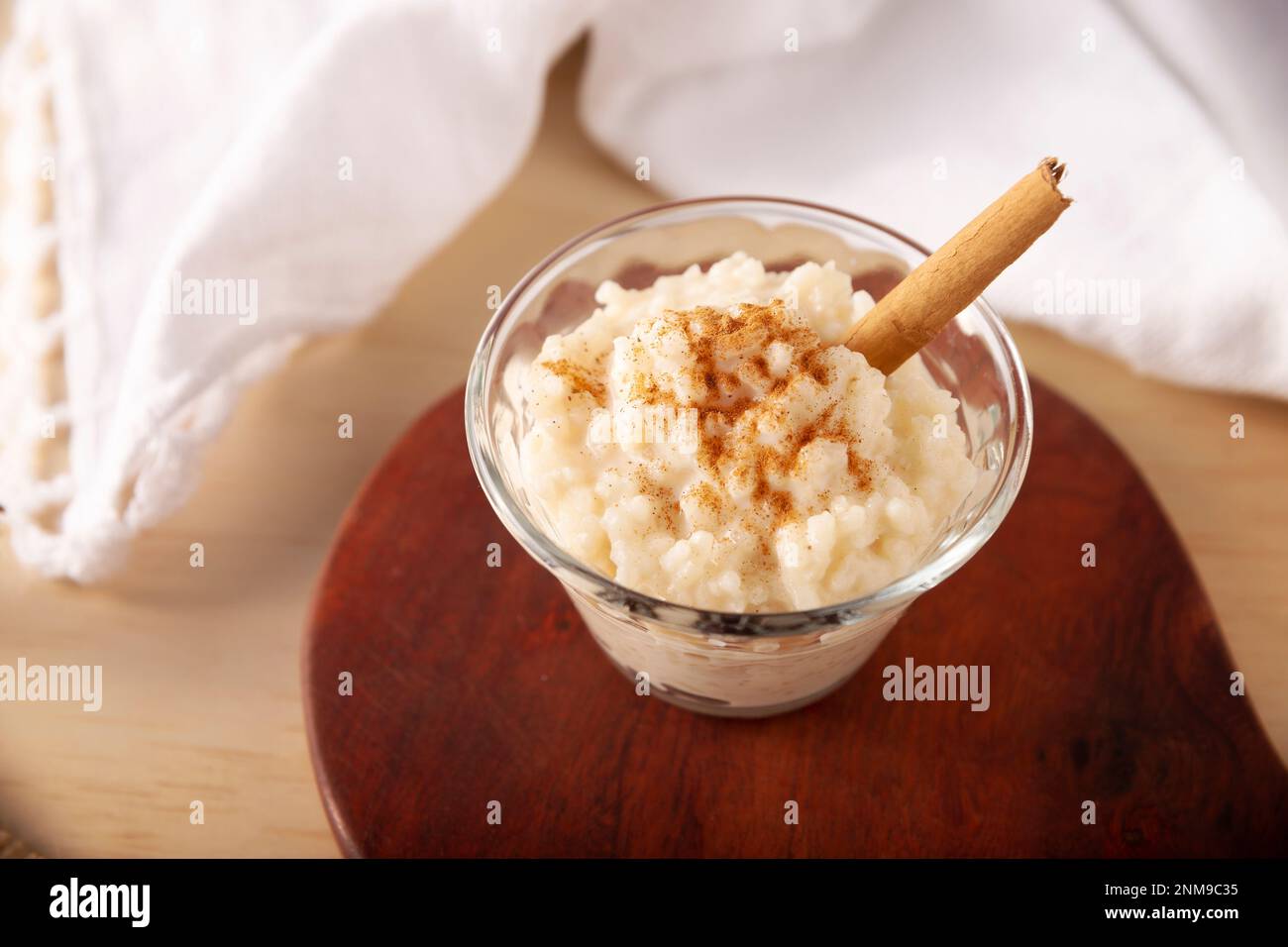 Budino di riso. Piatto dolce fatto cucinando riso nel latte e nello zucchero, alcune ricette includono cannella, vaniglia o altri ingredienti, è un esser molto facile Foto Stock