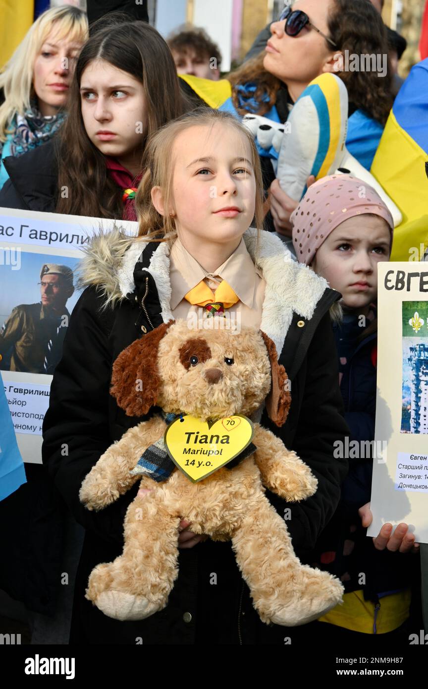 Londra, Regno Unito. I giocattoli morbidi per bambini sono stati chiamati dopo le giovani vittime dell'invasione. Servizio ecumenico 'heartbroken but unbroken' in ricordo del primo anniversario dell'invasione russa dell'Ucraina. Statua di St Volodymyr, Holland Park. Credit: michael melia/Alamy Live News Foto Stock