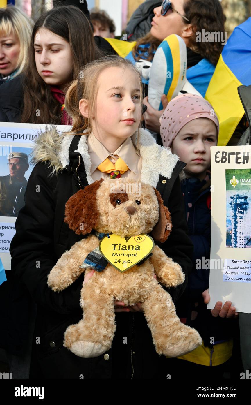 Londra, Regno Unito. I giocattoli morbidi per bambini sono stati chiamati dopo le giovani vittime dell'invasione. Servizio ecumenico 'heartbroken but unbroken' in ricordo del primo anniversario dell'invasione russa dell'Ucraina. Statua di St Volodymyr, Holland Park. Credit: michael melia/Alamy Live News Foto Stock