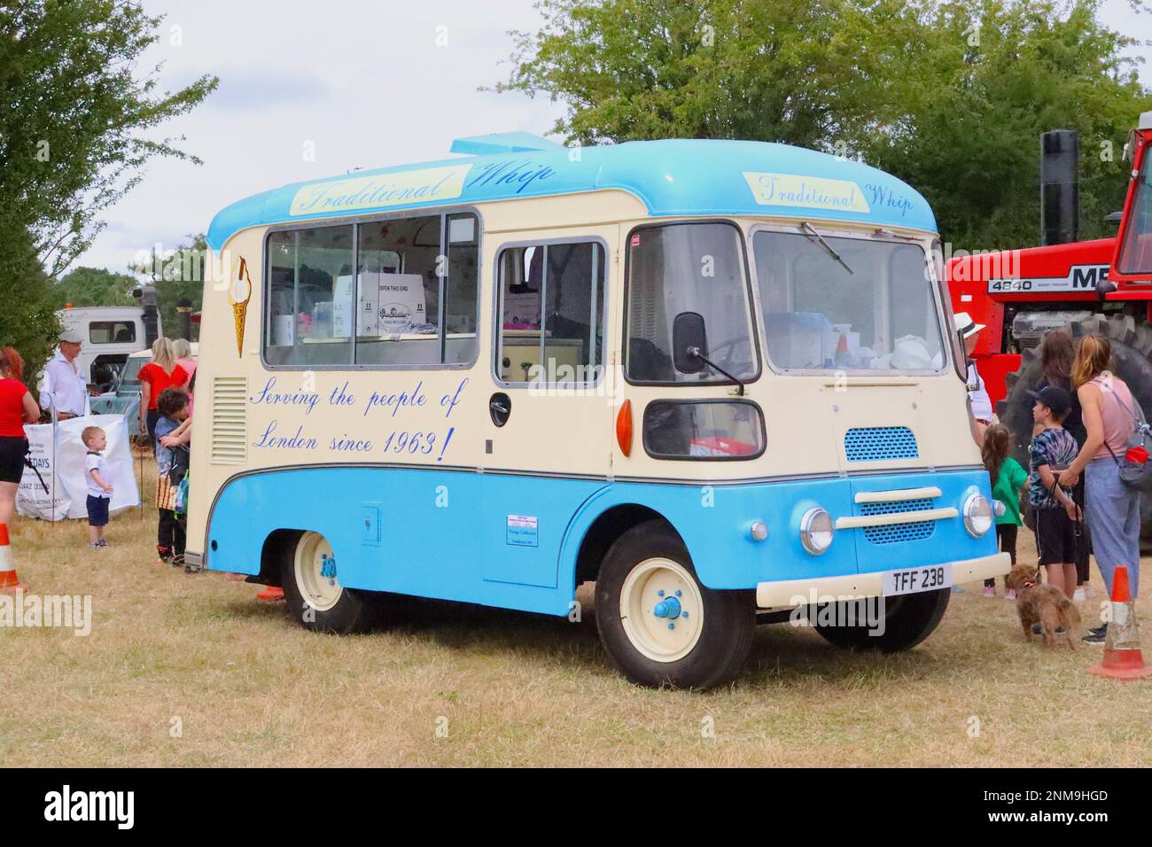 Un rally a vapore d'epoca e un evento di auto classica completo di un furgone gelato Morris LD 1962, con una linea di clienti desiderosi in attesa di assaggiare i prodotti. Foto Stock