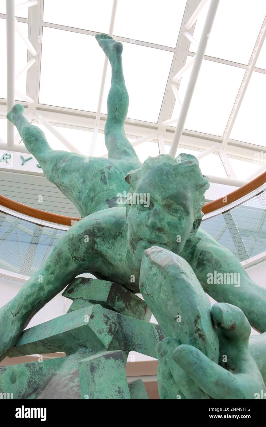 La scultura in bronzo commissionata da Allan Sly “The Pearl Diver” è esposta all’ingresso della piscina di cristallo a bordo della nave da crociera P&o Aurora. Foto Stock