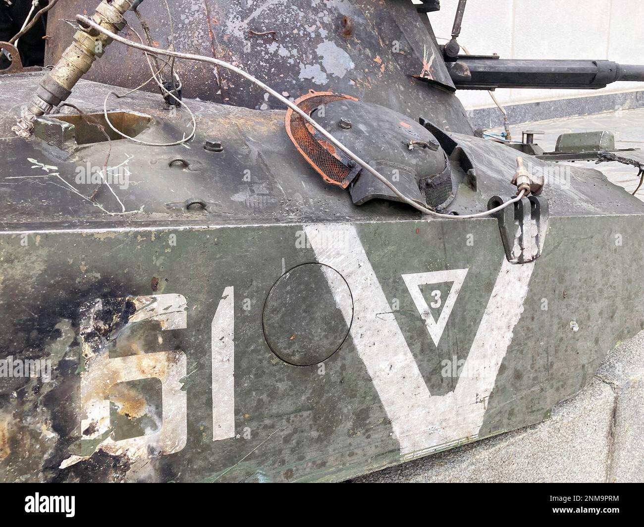 Particolare dell'equipaggiamento militare russo con segno V. Veicolo blindato danneggiato da un guscio. Una traccia di un guscio che colpisce un portatore del personale blindato Foto Stock