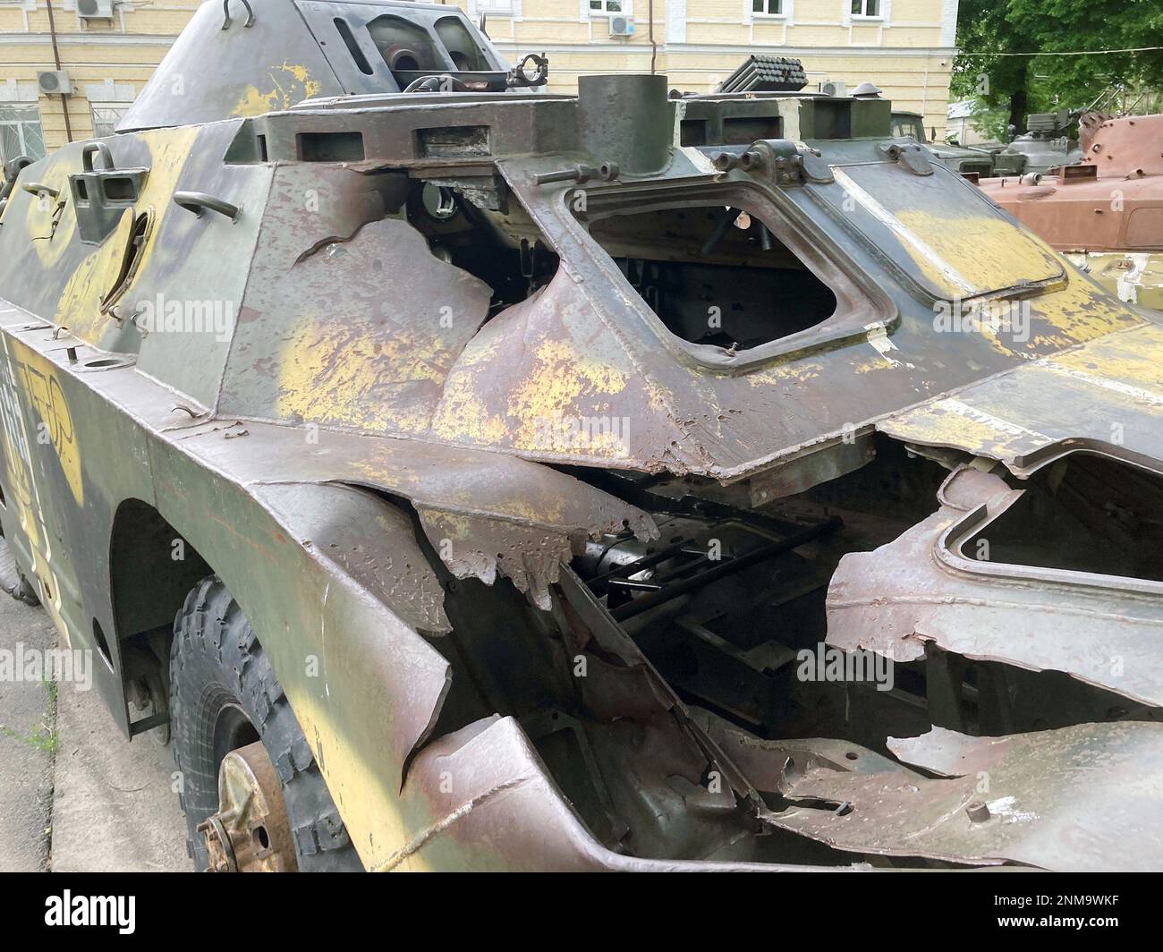 Portatore di personale blindato anfibio sovietico, BTR-60P. Attrezzatura militare distrutta. Guerra. Rotto russo BTR a Kiev. Tracce di esplosione di e militare Foto Stock